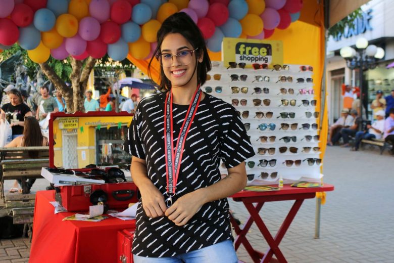 A bela vendedora de Chilli Beans, Crisllainy Santana, atuando na Praça Dídimo Carneiro. | Foto: Lulu/Surubim News 