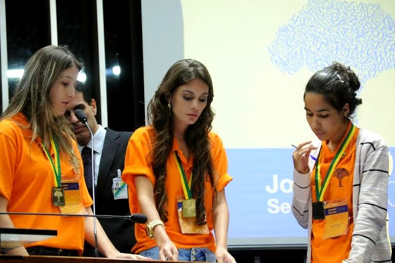 Maria Jéssica e outras estudantes do concurso Jovem Senador | Foto: divulgação