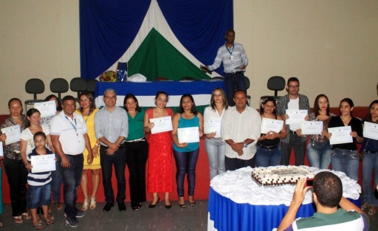 Prefeito Túlio entregando certificados aos alunos | Foto: ilustração
