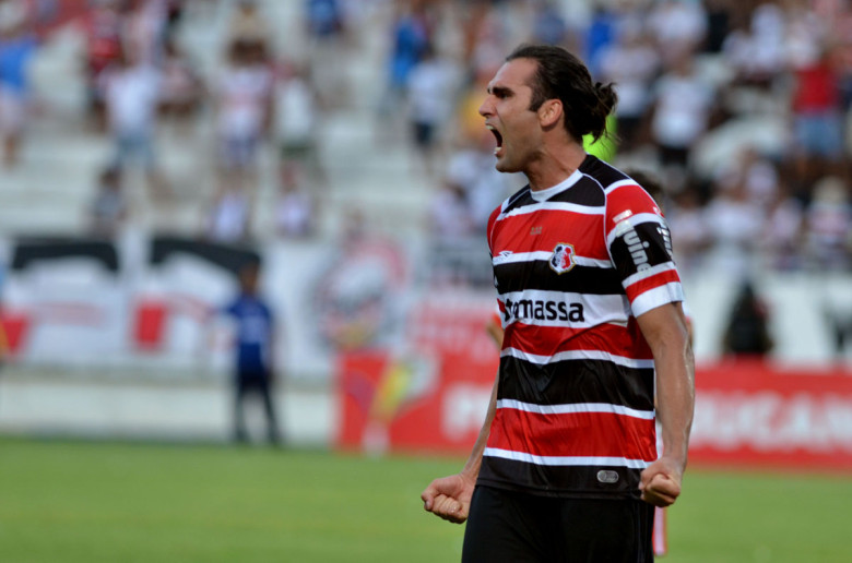 Segundo o diretor de futebol Constantino Júnior, Leo Gamalho está fora dos planos do Santa Cruz para 2015 por ter propostas do futebol exterior