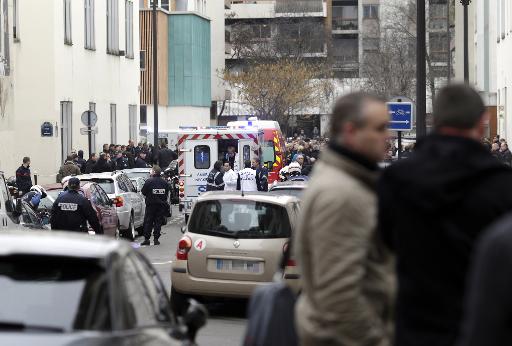 Bombeiros e policiais diante da sede da revista Charlie Hebdo depois do atentado que deixou 11 mortos. Foto: Kenzo Tribouillard/AFP