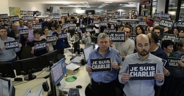  Jornalistas da agência de notícias francesa AFP (Agence France Presse) seguram placas com a mensagem "Eu sou Charlie" enquanto fazem um minuto de silêncio em homenagem às vítimas do ataque à revista satírica "Charlie Hebdo", nesta quarta-feira, em Paris. Os três suspeitos de terem perpetrado o atentado já foram identificados pela polícia, segundo agências internacionais. Eles continuam foragidos