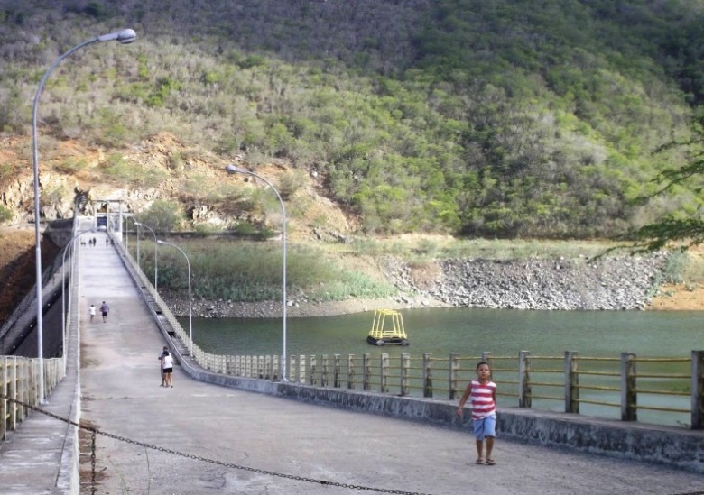 Foto ilustrativa da Barragem de Jucazinho, com uma quantidade de água bem maior do que a realidade atual | Fonte: Portal de Surubim