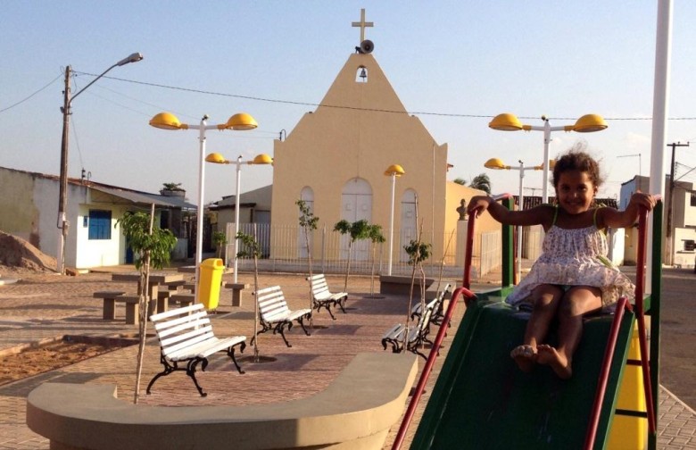 Criança brincando na Praça Professor Manoel Correia da Silva, após a reforma |  Foto: divulgação