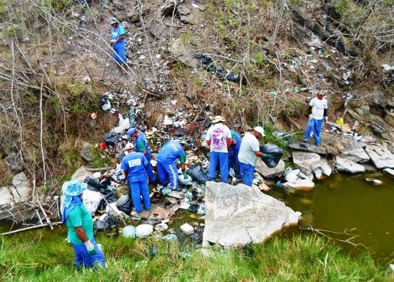 Funcionários da Secretaria de Transporte, Saneamento e Urbanismo de Surubim fazendo a coleta do lixo depositado por moradores às margens do Rio Caiaí | Foto: Divulgação