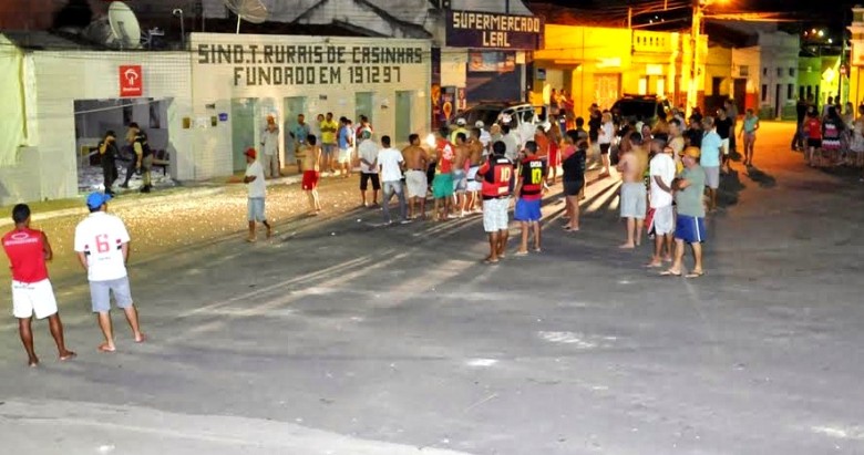 Moradores saíram às ruas e foram até o terminal bancário logo após os bandidos fugirem do local atirando contra a viatura e o prédio da Polícia Militar | Foto: Mário Andrade