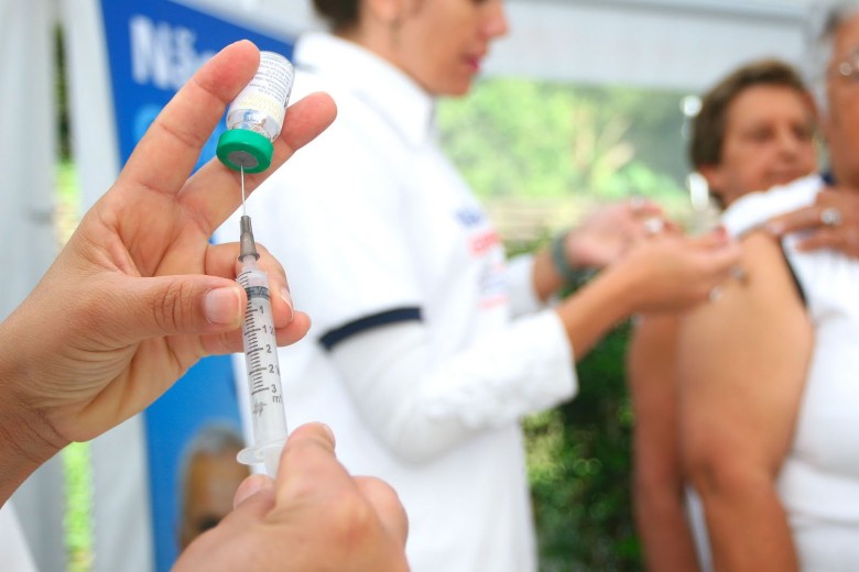 Campanha de vacinação contra a gripe começa e espera imunizar mais de dois milhões em PE
