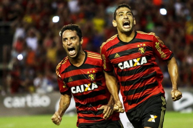 Ao lado de Ibson, Diego Souza comemora gol que garantiu a vitória do Sport | Foto: Célio Thomaz/Frame/Folhapress