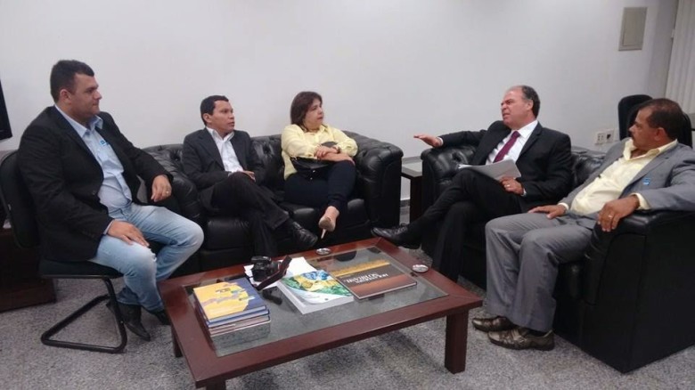 Comitiva de Casinhas sendo recebida pelo senador pernambucano em seu gabinete, em Brasília | Foto: Divulgação