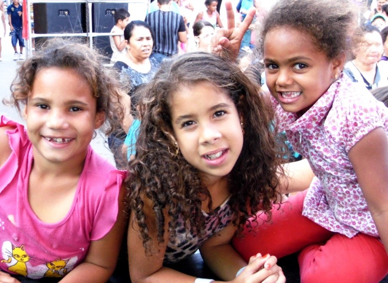Meninas carentes, moradoras da “Nova Avenida”, próximo ao Matadouro Público | Foto: ilustração