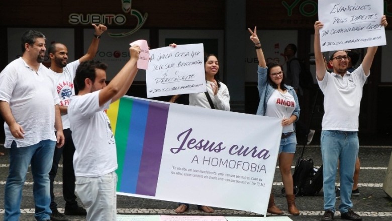 Grupo de evangélicos protesta contra homofobia na Parada Gay | Foto: UOL