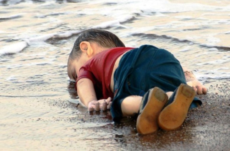 A imagem de uma criança síria à deriva, morta nas areias de uma praia na Turquia, é o resumo do horror de todos os corpos de imigrantes e refugiados que nunca chegam a ser conhecidos, sepultados nas águas da perversa política européia.