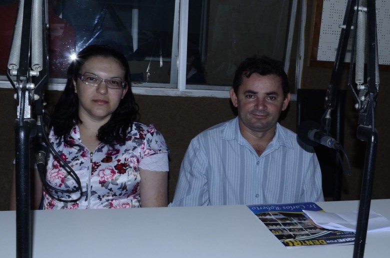 Esclarecendo o caso: Carlos Roberto (PTC) e sua esposa na Integração FM | Foto: Divulgação