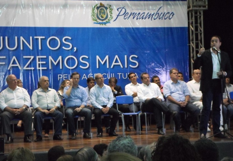 Paulo Câmara discursando em conferência no auditório da Escola Severino Farias | Foto: Divulgação
