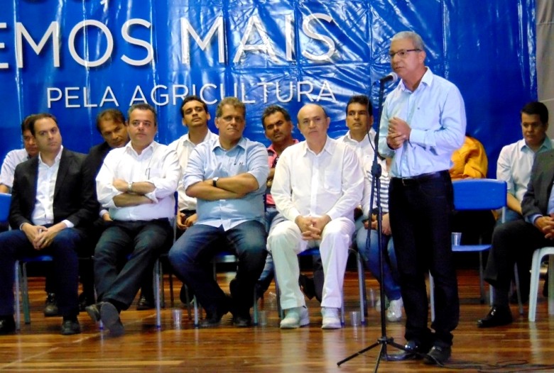O prefeito Túlio Vieira discursando. Ao fundo, Paulo Câmara, Danilo Cabral e Nilton Mota | Foto: Divulgação