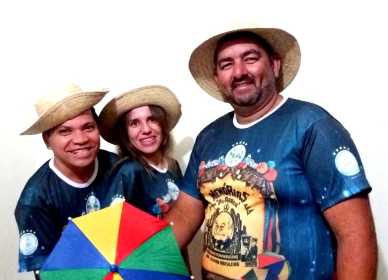 Casinhenses posam com a camisa da Vila Isabel, uma sombrinha de frevo e chapéus de palha, um dos símbolos que transformaram Arraes num mito do povo pernambucano (Foto: Charles Nascimento/Divulgação)