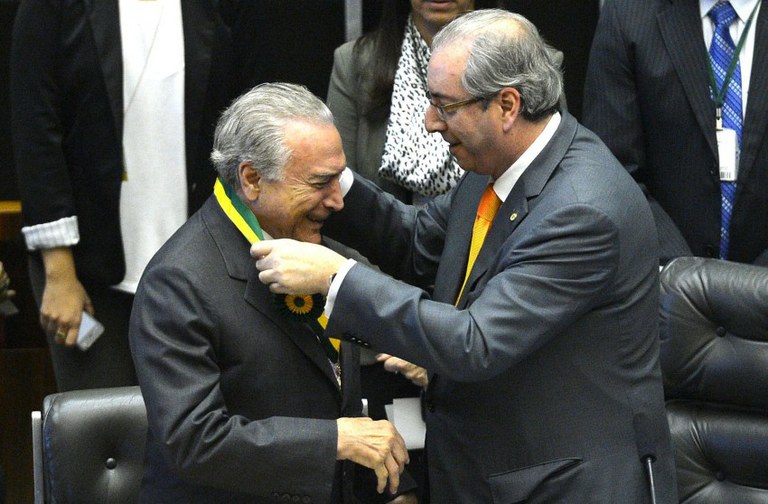 Cunha entrega a medalha do Mérito Legislativo a Temer, em novembro de 2015