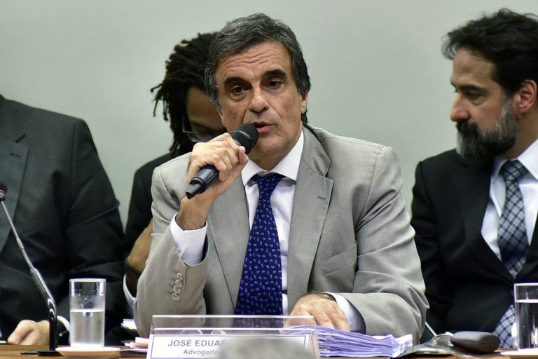O advogado-geral da União, José Eduardo Cardozo, apresenta a defesa de Dilma à Câmara.