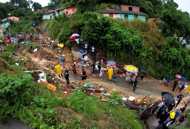 Desabamento de barreira em Águas Compridas (Foto: Marlon Costa/Pernambuco Press)