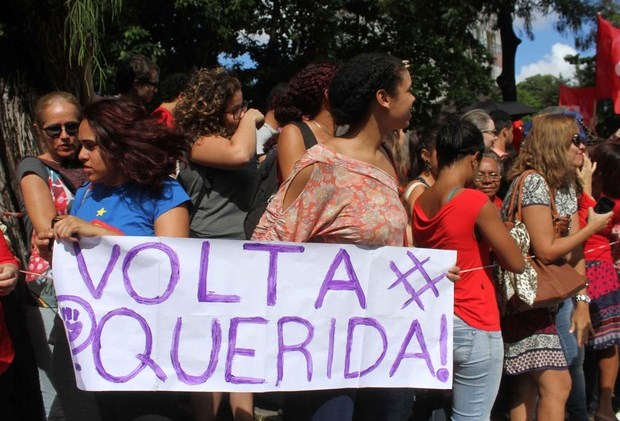 Dilma recebe apoio de simpatizantes na UFPE, no Recife (Foto: Aldo Carneiro/Pernambuco Press)