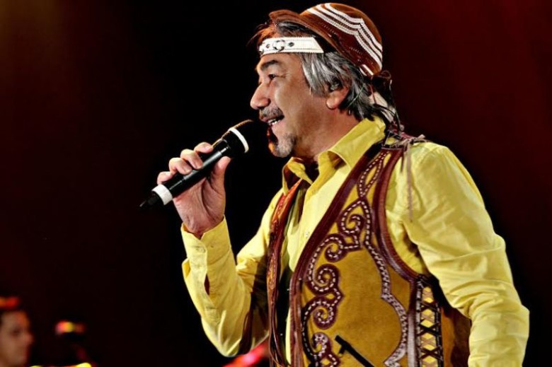 Santana homenageia compositores nordestinos durante show em Caruaru.