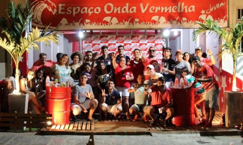 Eleitores de Túlio Vieira em frente à sede, localizada na Avenida São Sebastião | Foto: Divulgação/Onda Vermelha