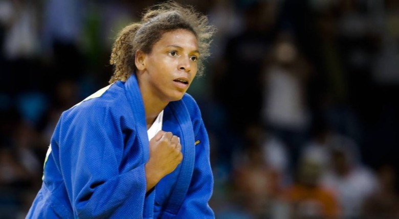 A carioca Rafaela Silva comemora o ouro olímpico - Markus Schreiber / AP