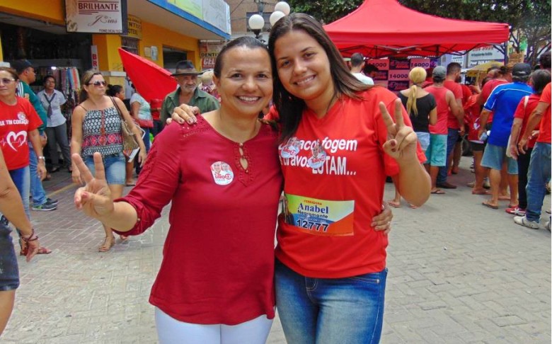 Anabel Negromonte Bezerra ao lado da sua filha, Bárbara Negromonte, em caminhada com a comitiva de Túlio Vieira pela feira de Surubim. Foto: Surubim News/Divulgação