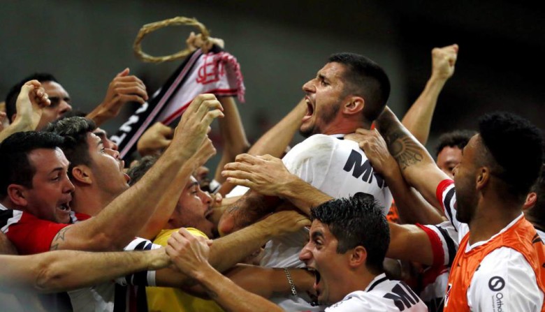 Herói improvável, Bruno Moraes celebrou o gol e a classificação com a torcida (foto: Felipe Oliveira/AFP)