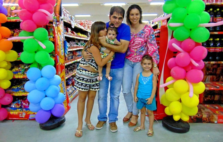 Família reunida no Mercadão do Zé. | Foto: Surubim News