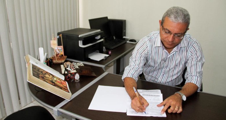 O prefeito Túlio Vieira no seu gabinete. | Foto: Danilo Leal & Thalita Rodrigues