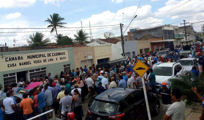 Centenas de pessoas foram prestigiar a posse dos eleitos em Casinhas, durante solenidade ocorrida no prédio da Câmara de Vereadores, no Centro (Foto: Blog Daniel Melo/Reprodução)