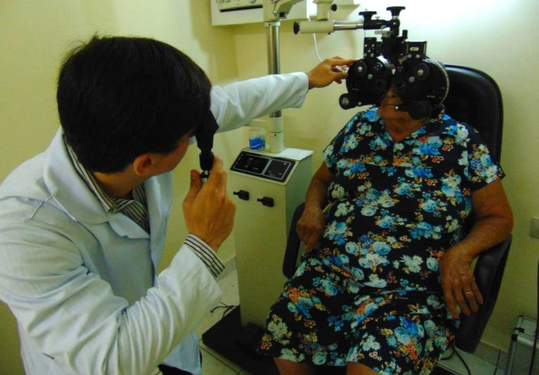 O estagiário em optometria, Allyson Castro, fazendo a retinoscopia em uma paciente. | Foto: Surubim News