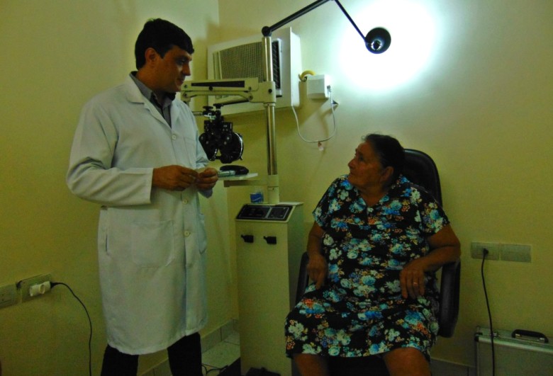  O optometrista Alexandre Rosa, atendendo uma paciente. | Foto: Surubim News