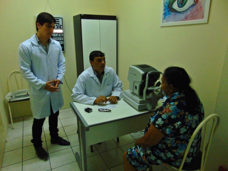O estagiário e estudante de optometria, Allyson Castro, ao lado do Optometrista Alexandre Rosa, atendendo uma paciente. | Foto: Surubim News