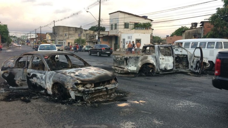 Carros foram queimados na Zona Oeste (Foto: Antônio Coelho/ TV Globo)