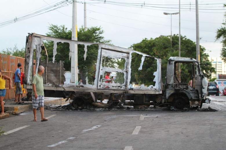 Caminhão usado para furar blitz também ficou destruído (Foto: Marlon Costa/Pernambuco Press)