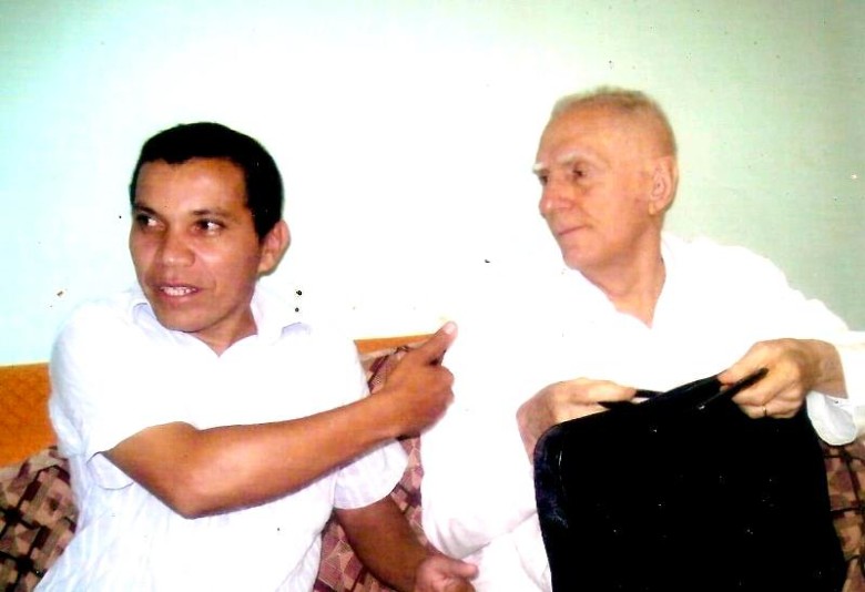 Walter com Ariano Suassuna, que jantou em sua residência por ocasião de sua última visita ao município, em 2009 (Foto: Divulgação/Reprodução) 