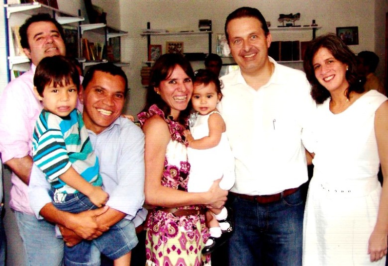 Walter Borges e sua esposa, Jane, e os filhos Eduardo e Joana, com Eduardo Campos, sua esposa, Renata, e o amigo e compadre, deputado federal Eduardo Campos, em 2011 (Foto: Divulgação/Reproduçã) 