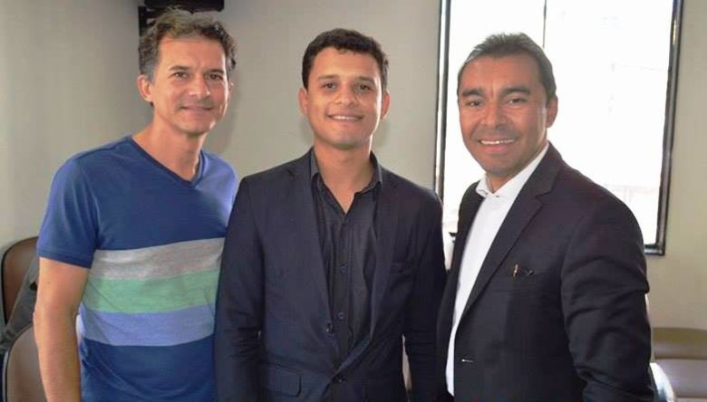 À esquerda, Marcelo Ângelo, o pai de Filipe Lucena, que se encontra centralizado, com o prefeito de Toritama, Edilson Tavares (do PMDB), à direita. | Foto: Divulgação/Facebook
