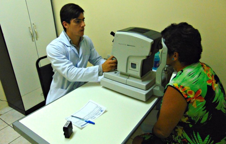O estagiário em optometria, Allyson Castro, aplicando o exame de refração em uma paciente. | Foto: Surubim News