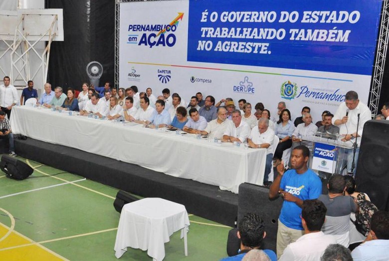 COMITIVA DE CASINHAS: O prefeito João Camêlo  e a vice-prefeita Maria Pires com os vereadores  da sua base aliada (Foto: Blog Natal Casinhas)