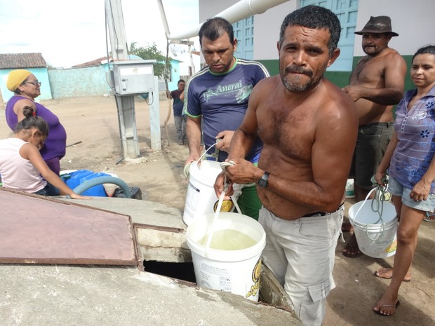 Luiz Carlos é agricultor e perdeu fonte da renda familiar com a falta de água (Foto: Joalline Nascimento/G1) 