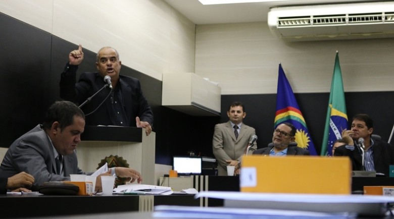 O vereador Bomba discursa, enquanto Vavá, Fred e Fabrício ouvem atentamente. | Foto: Lulu/Surubim News