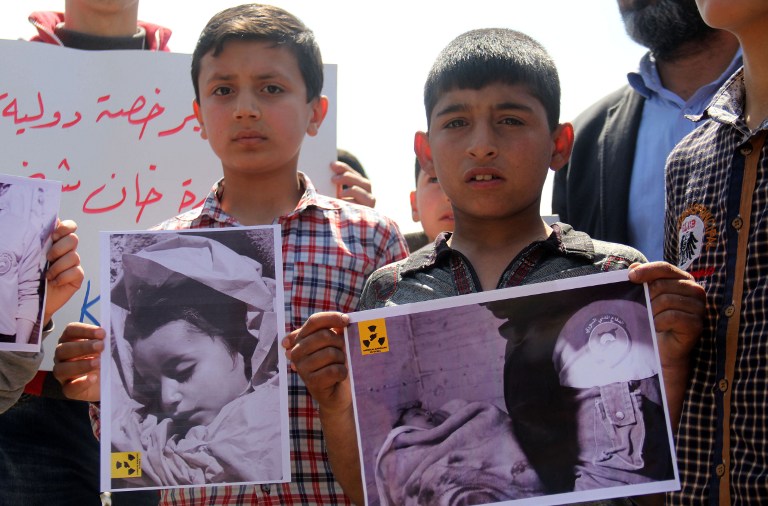 Com imagens das vítimas do ataque químico, moradores de Khan Sheikhun protestam contra Assad.