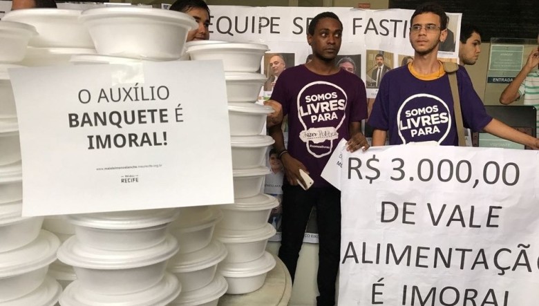 Integrantes de movimentos sociais entregaram comida a moradores de rua e exigiram fim de tíquete para vereadores do Recife (Foto: Thays Estarque/G1PE)