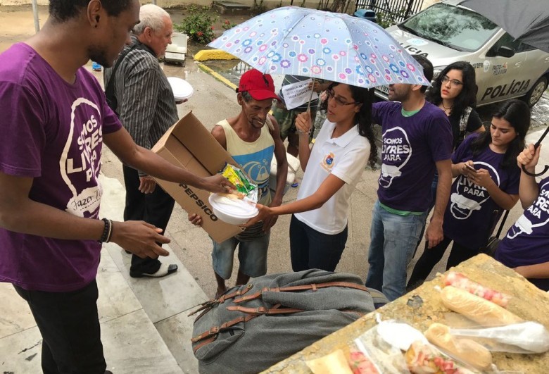 Moradores de rua receberam comida em espaço na frente da Câmara Municipal do Recife (Foto: Thays Estarque/G1 PE)