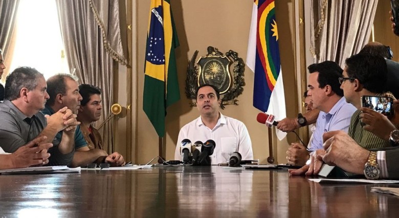 Governador Paulo Câmara reuniu secretários para discutir ações emergenciais (Foto: Thays Estarque/G1) 