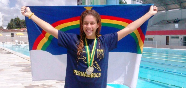 Atleta Carolline Gomes mantém rotina de títulos na natação.