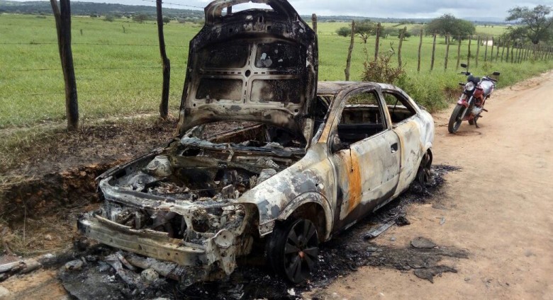 Veículo ficou totalmente destruído após ser incendiado (Foto: Reprodução/WhatsApp)